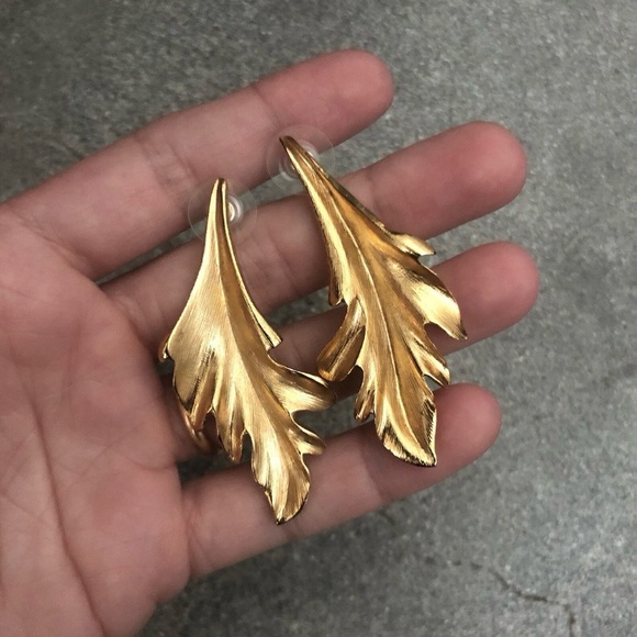 Oscar de la Renta Gold Leaf Earrings - Picture 3 of 5